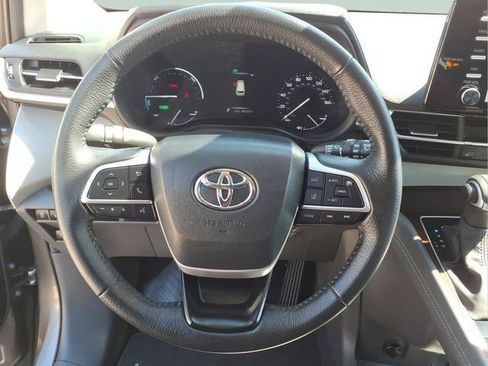 Used 2023 Toyota Sienna XLE FWD image 15