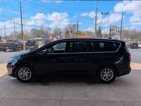 Used 2025 Chrysler Pacifica Select image 6