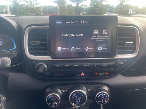 Used 2023 Hyundai Venue SEL image 21