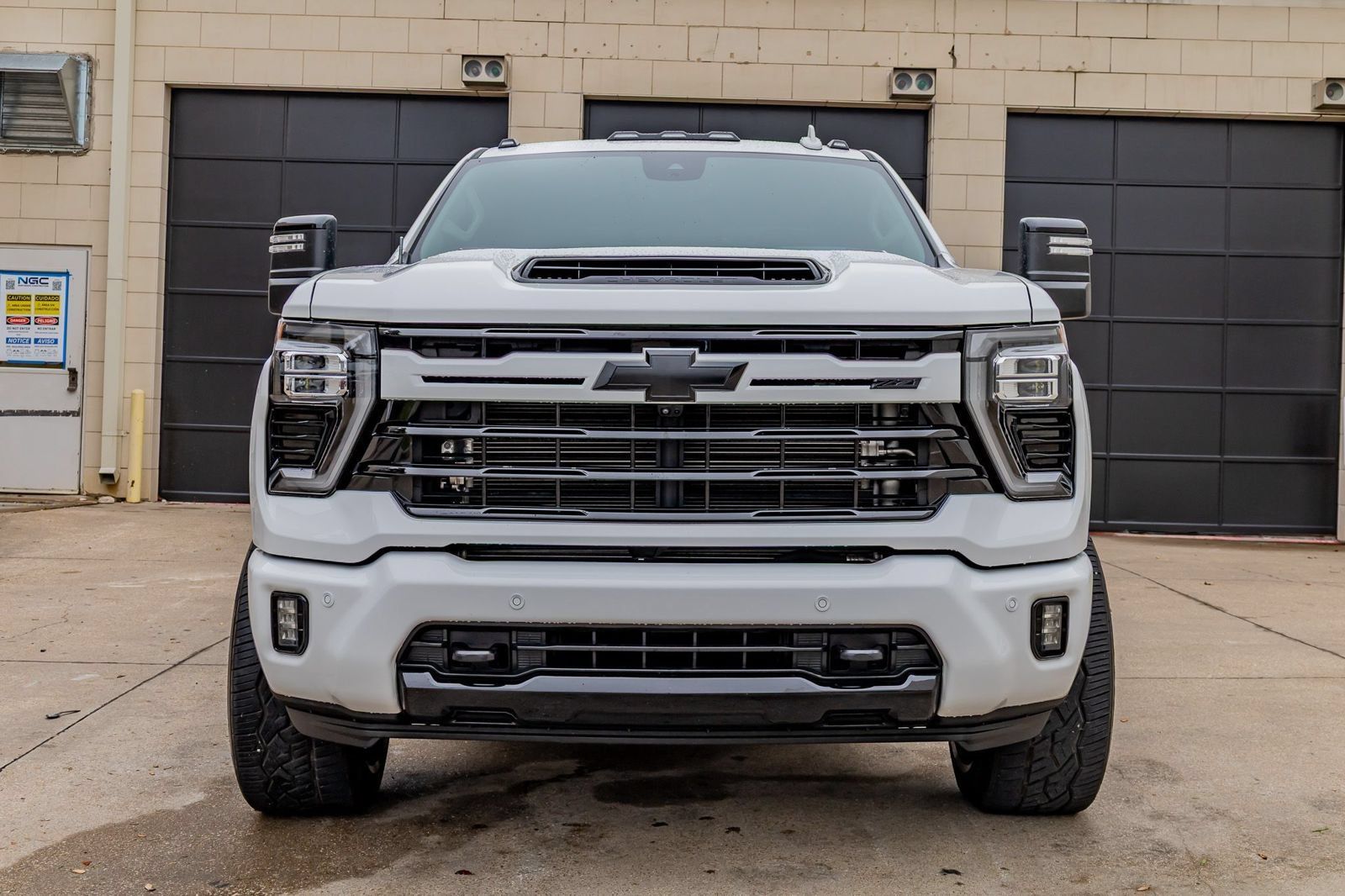 Used 2024 Chevrolet Silverado 2500 LTZ w/ LTZ Plus Package AWD/4WD image 3
