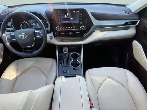Used 2021 Toyota Highlander XLE AWD/4WD image 10