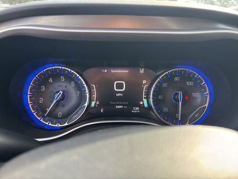 Used 2024 Chrysler Pacifica Touring-L image 18