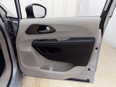 Used 2023 Chrysler Voyager LX FWD image 10