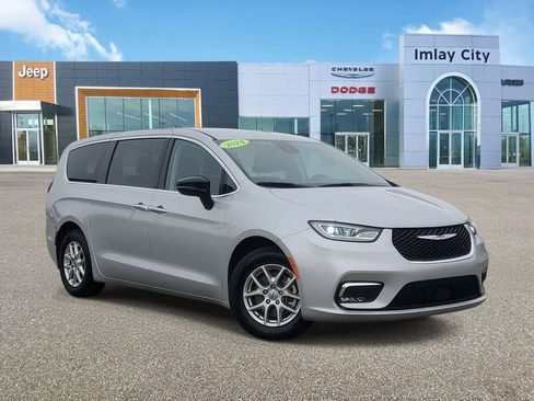 Used 2024 Chrysler Pacifica Touring-L FWD image 1