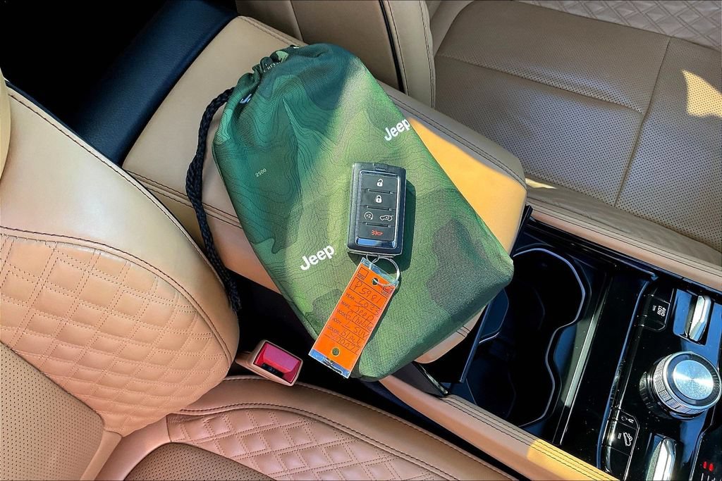 Used 2023 Jeep Grand Cherokee L Summit AWD/4WD image 36