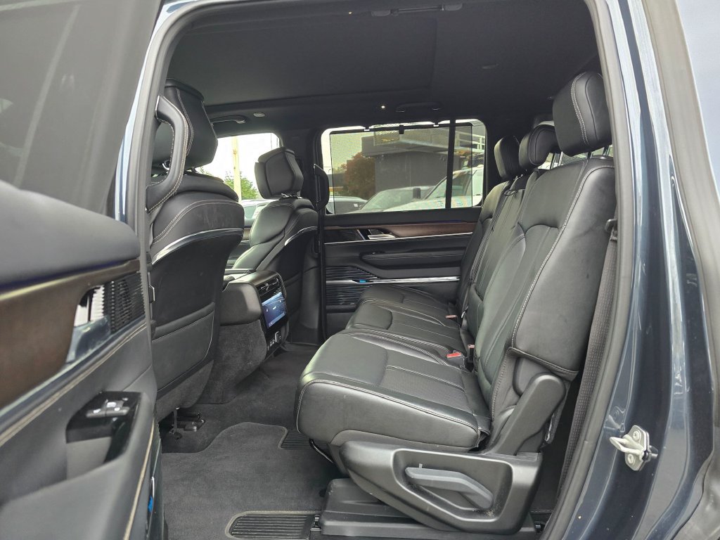 Used 2023 Jeep Grand Wagoneer 4WD w/ Flexible Seating Group image 16