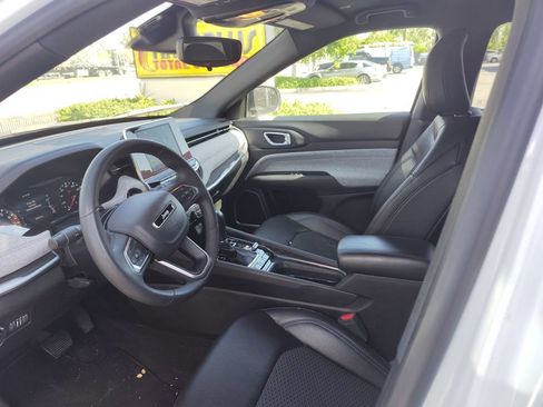 Used 2025 Jeep Compass Latitude AWD/4WD image 4