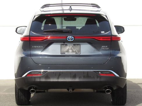 Used 2022 Toyota Venza XLE image 7