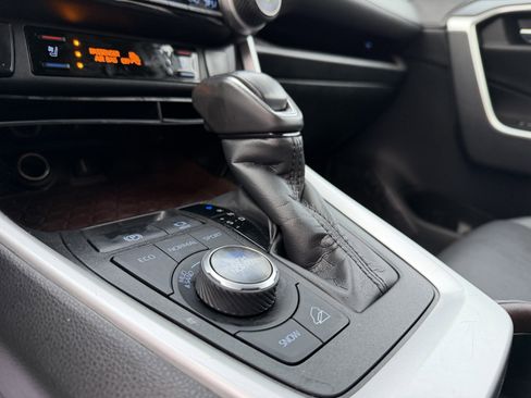 Used 2020 Toyota RAV4 Limited image 20