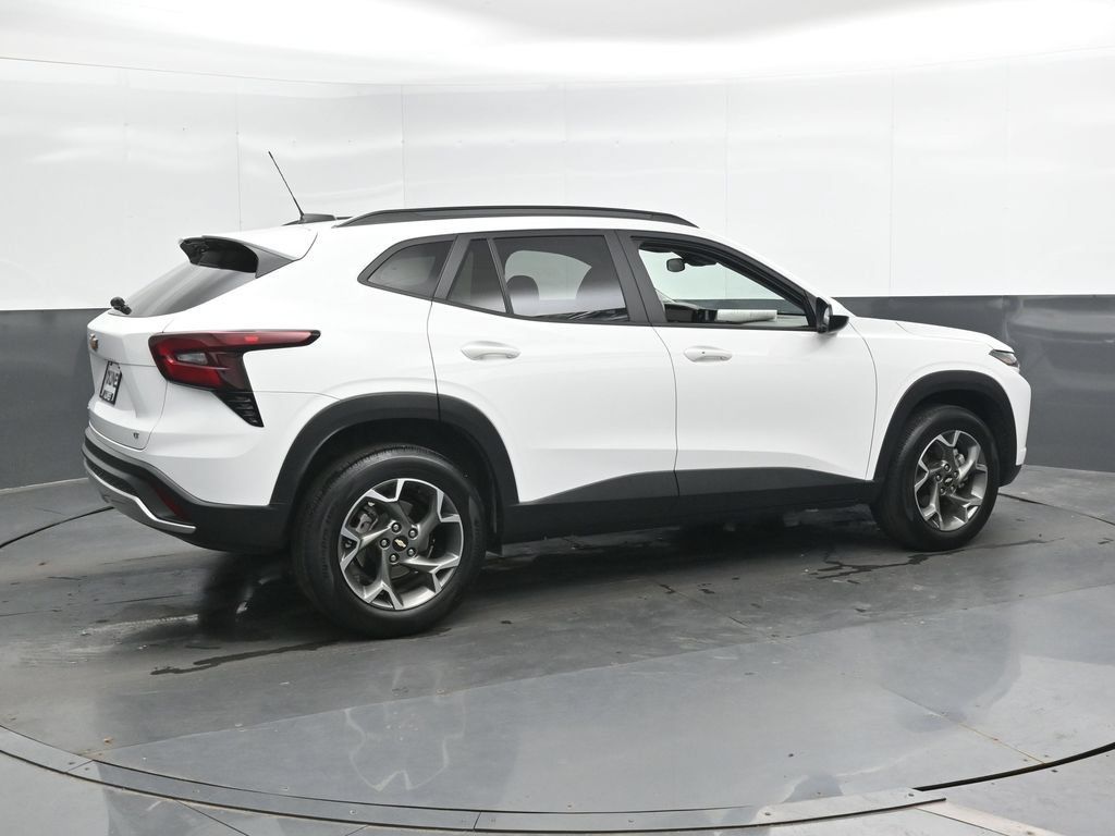 Used 2025 Chevrolet Trax LT w/ LT Convenience Package FWD image 4