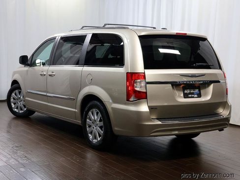 Used 2015 Chrysler Town & Country Touring FWD image 9
