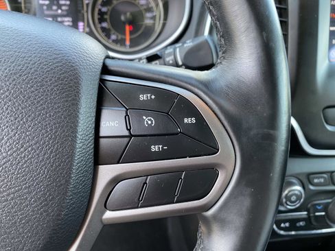 Used 2019 Jeep Cherokee Latitude Plus AWD/4WD image 12