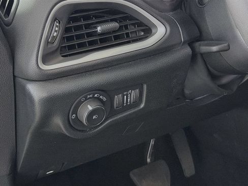 Used 2025 Chrysler Pacifica Select FWD image 13