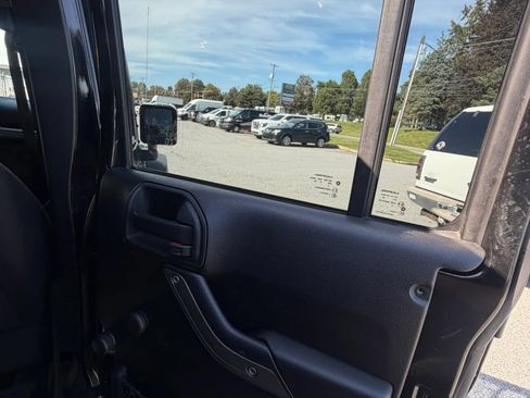 Used 2018 Jeep Wrangler Unlimited Sport w/ Connectivity Group AWD/4WD image 29