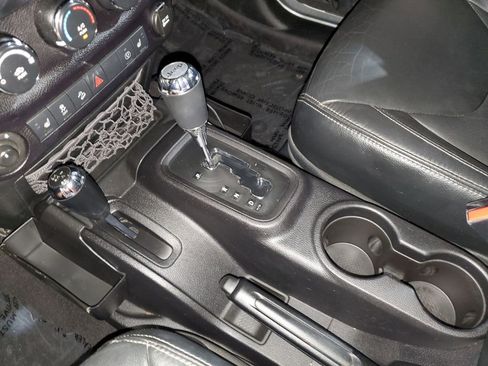 Used 2016 Jeep Wrangler Unlimited Rubicon w/ Connectivity Group AWD/4WD image 32