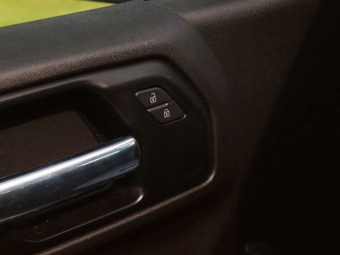 Used 2020 Chevrolet Silverado 1500 Custom w/ Custom Value Package AWD/4WD image 8