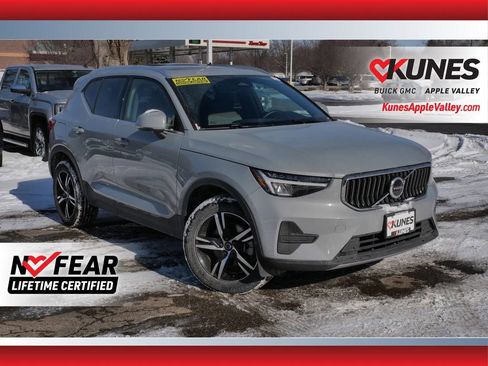 Used 2024 Volvo XC40 B5 Core image 1