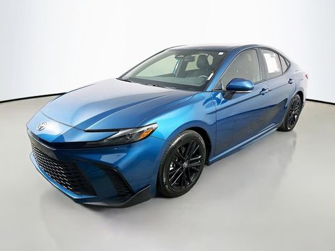 Used 2025 Toyota Camry SE FWD image 3