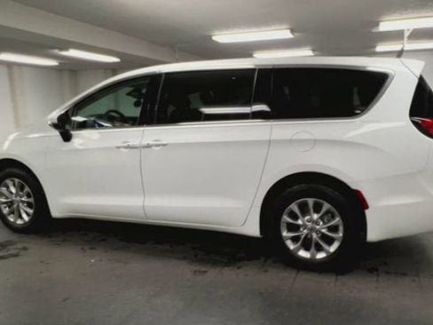 Used 2023 Chrysler Pacifica Touring-L w/ Uconnect Theater Family Group AWD/4WD image 6