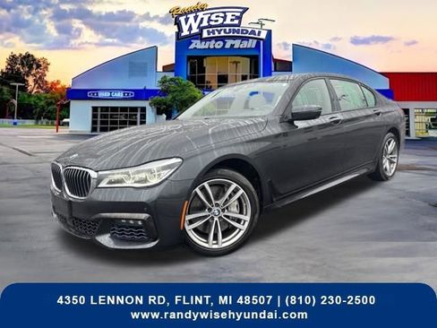 Used 2017 BMW 750i xDrive image 3