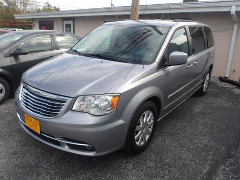 Used 2016 Chrysler Town & Country Touring image 3