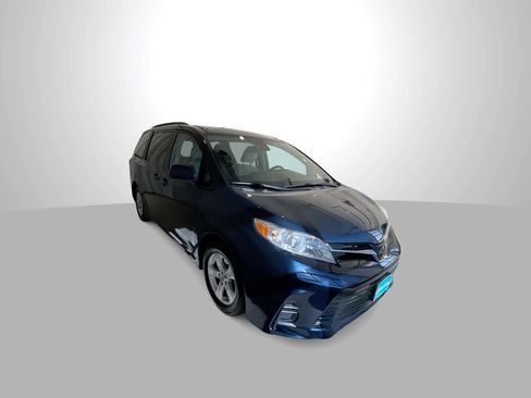 Used 2020 Toyota Sienna LE w/ Carpet Mat Package FWD image 2