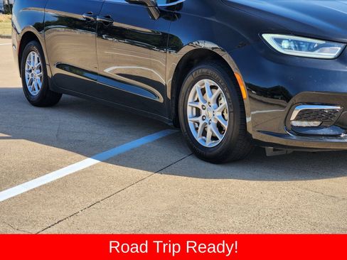 Used 2024 Chrysler Pacifica Touring-L FWD image 11