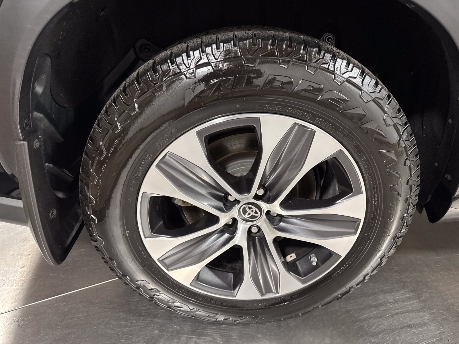 Used 2021 Toyota Highlander XLE AWD/4WD image 13