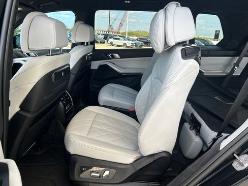 Used 2024 BMW X7 xDrive40i w/ M Sport Package AWD/4WD image 4