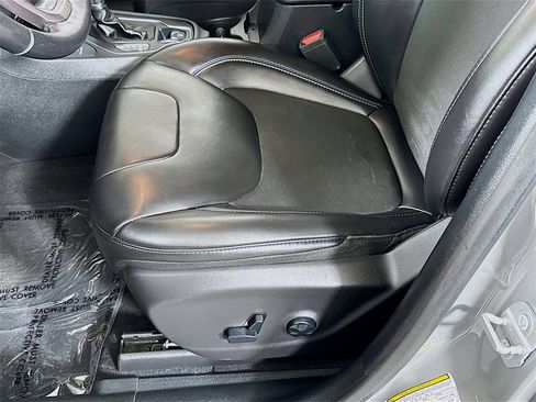 Used 2020 Jeep Cherokee Latitude Plus w/ Cold Weather Group image 18