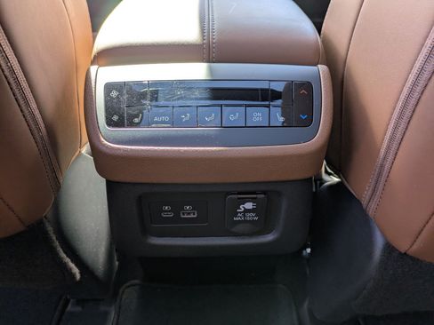 Used 2024 Nissan Pathfinder Platinum FWD image 29