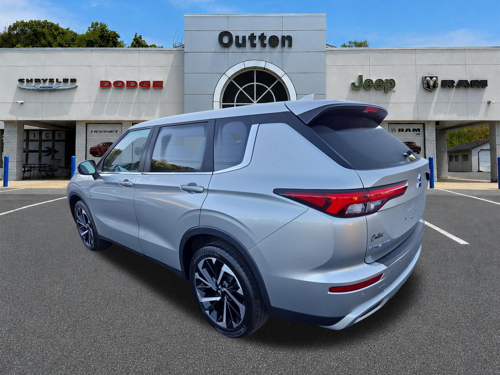 Used 2023 Mitsubishi Outlander SE AWD/4WD image 6