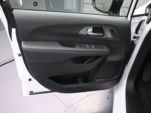 New 2026 Chrysler Pacifica Select image 39