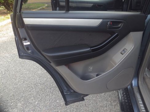 Used 2005 Toyota 4Runner SR5 AWD/4WD image 17