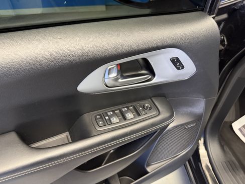 Used 2020 Chrysler Pacifica Limited w/ Advanced Safetytec Group FWD image 11