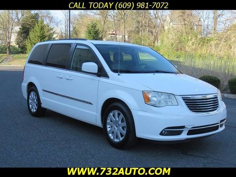 Used 2014 Chrysler Town & Country Touring image 3