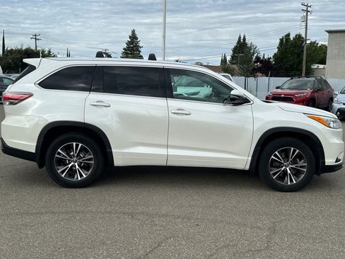 Used 2016 Toyota Highlander XLE AWD/4WD image 4