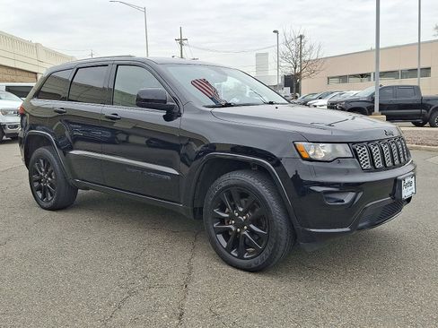 Used 2017 Jeep Grand Cherokee Altitude AWD/4WD image 3