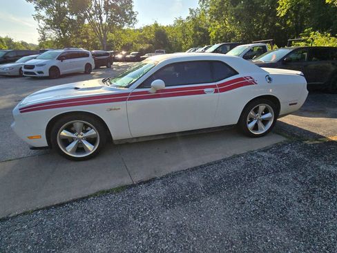 Used 2014 Dodge Challenger R/T RWD image 3