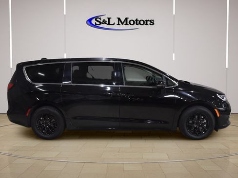Certified 2024 Chrysler Pacifica Touring-L FWD image 9