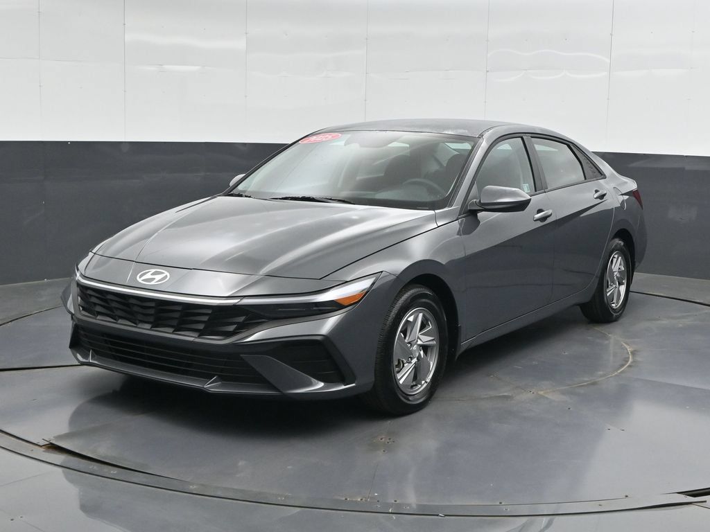 Used 2025 Hyundai Elantra SE FWD image 5