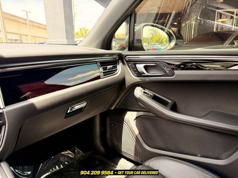 Used 2020 Porsche Macan AWD/4WD image 18