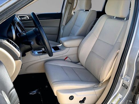 Used 2021 Jeep Grand Cherokee Laredo image 21