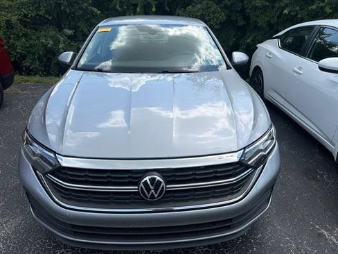 Used 2024 Volkswagen Jetta SE FWD image 2