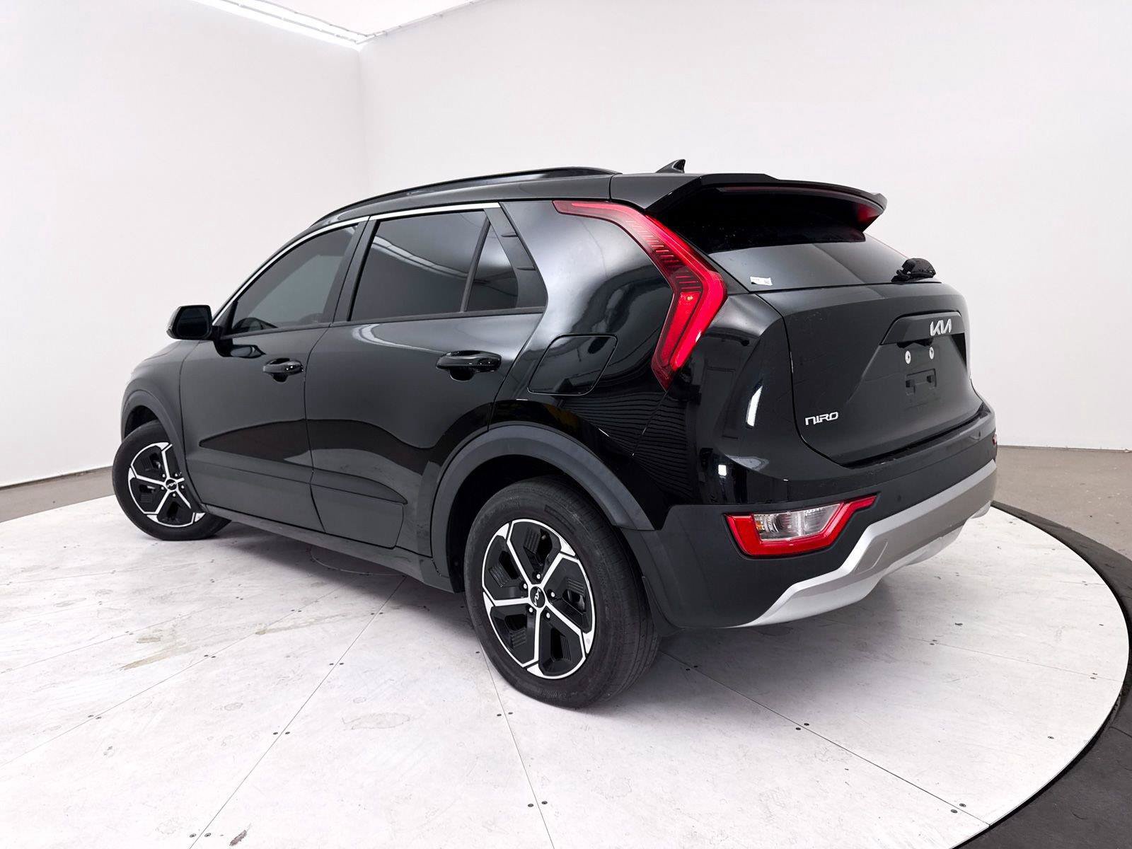 Used 2023 Kia Niro EX FWD image 2