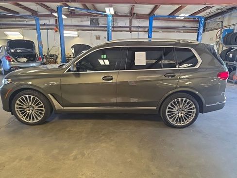Used 2021 BMW X7 xDrive40i w/ Premium Package 2 AWD/4WD image 2