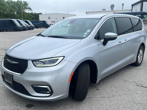 Used 2023 Chrysler Pacifica Touring-L FWD image 3
