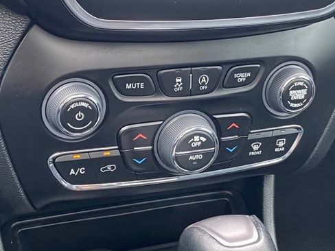 Used 2022 Jeep Cherokee Latitude Lux w/ Sun & Sound Group AWD/4WD image 18