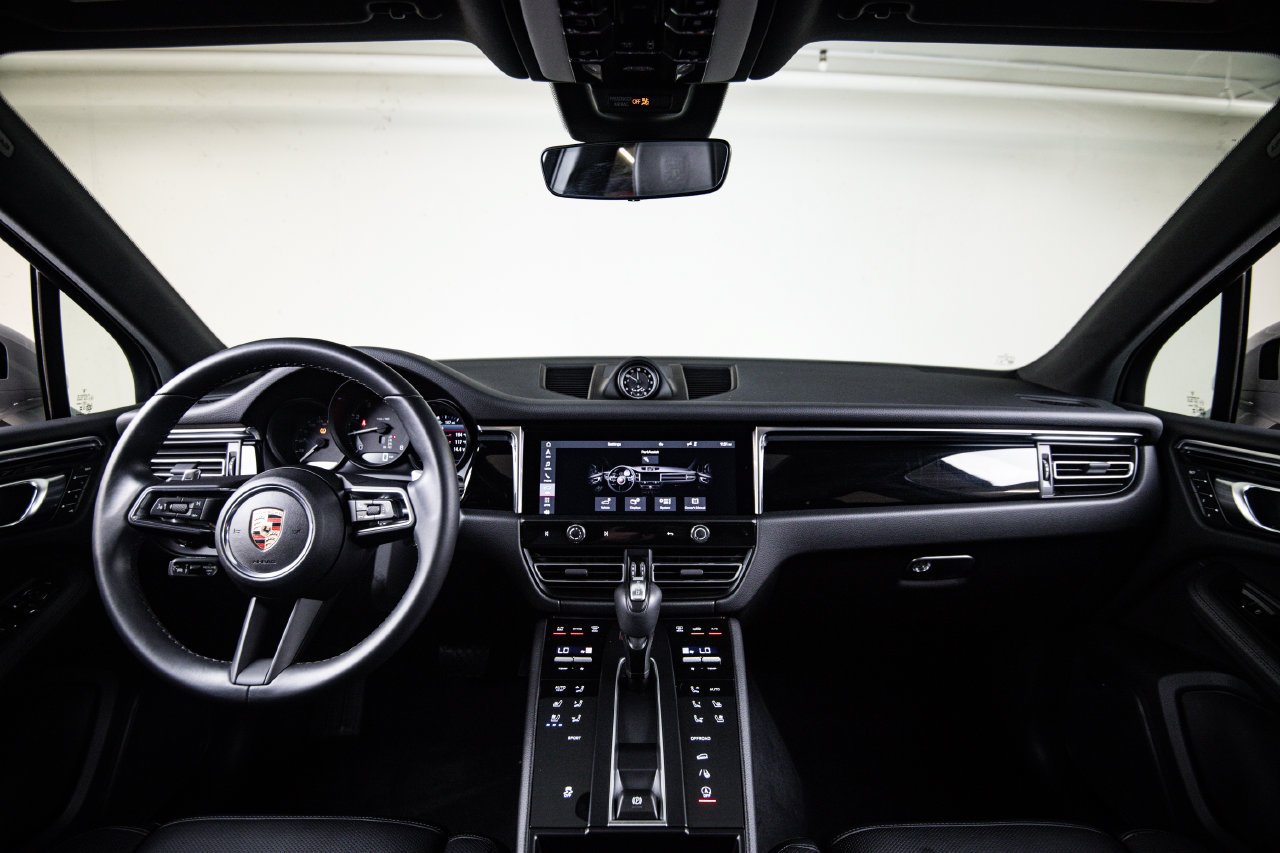 Certified 2025 Porsche Macan AWD/4WD image 24