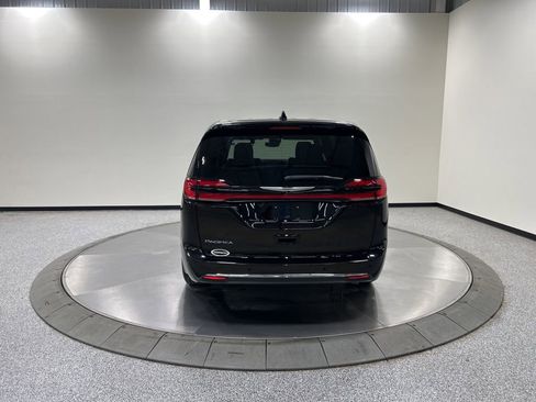 Used 2025 Chrysler Pacifica Select FWD image 8